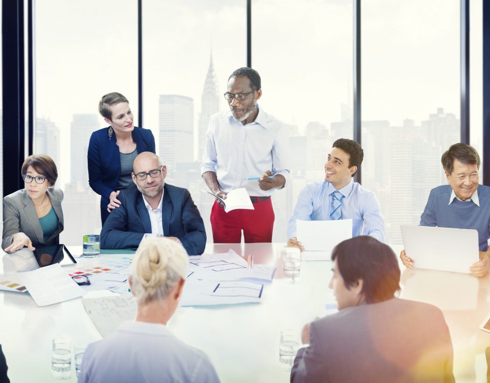 Groupe de personne autour de la table
